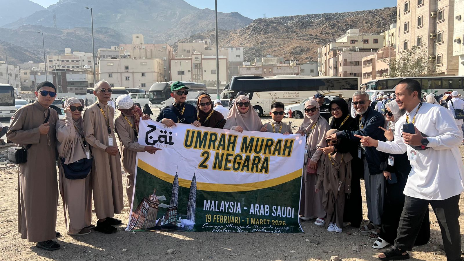 Dokumentasi jamaah ZaiTour memegang banner umrah murah dua negara