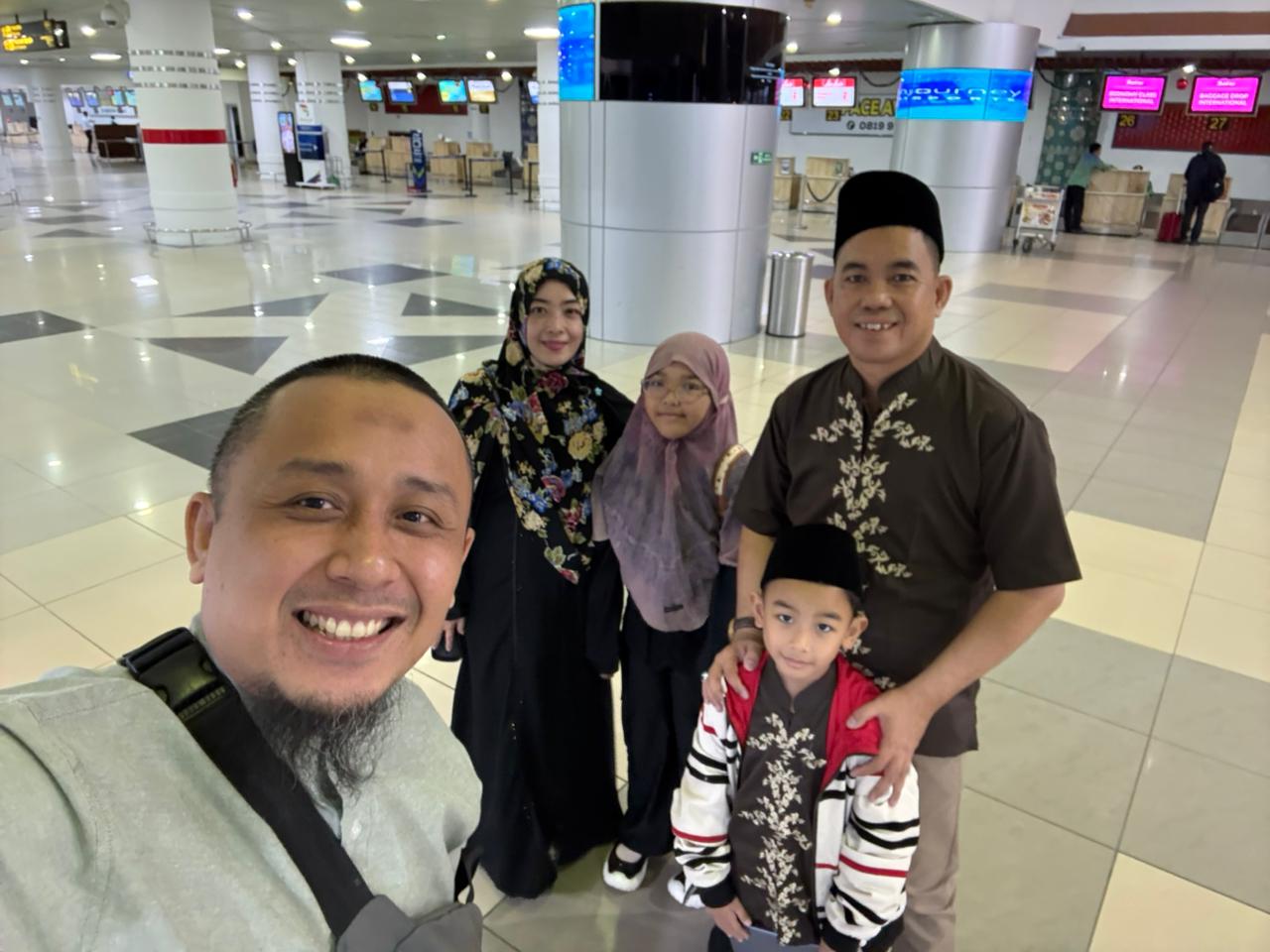 Dokumentasi keluarga jamaah ZaiTour di bandara